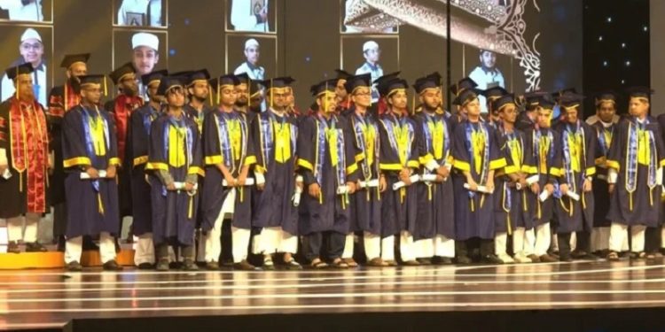 ইংলিশ স্কুলে পড়েও হাফেজে কুরআন ১০০ শিক্ষার্থী, পেলেন সংবর্ধনাও