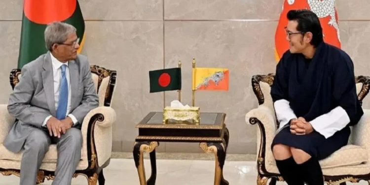 ঢাকায় ভুটানের রাজার যাত্রাবিরতি, সৌজন্য সাক্ষাৎ করলেন রাষ্ট্রপতি