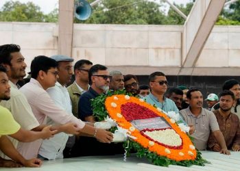 বেগম খালেদা জিয়ার সমাধিতে ডিএনসিসি প্রশাসকের শ্রদ্ধা