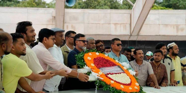 বেগম খালেদা জিয়ার সমাধিতে ডিএনসিসি প্রশাসকের শ্রদ্ধা