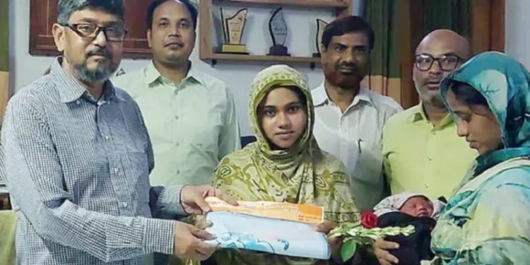সকালে সন্তানের জন্ম দিয়ে দুপুরে এইচএসসি পরীক্ষায় অংশ নিলেন মা