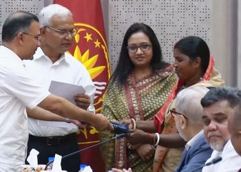 চা শ্রমিকদের ২০ হাজার রেইনকোট বিতরণ করলেন প্রধানমন্ত্রী