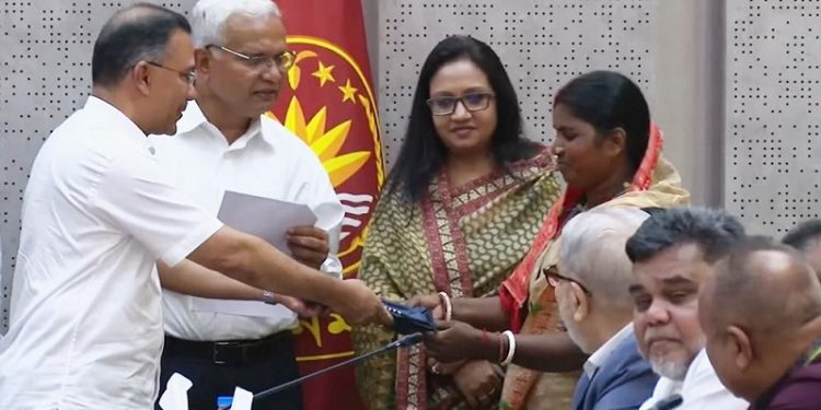 চা শ্রমিকদের ২০ হাজার রেইনকোট বিতরণ করলেন প্রধানমন্ত্রী