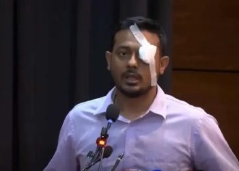 চোখে ব্যান্ডেজ লাগিয়ে অনুষ্ঠানে নাসীরুদ্দীন পাটওয়ারী