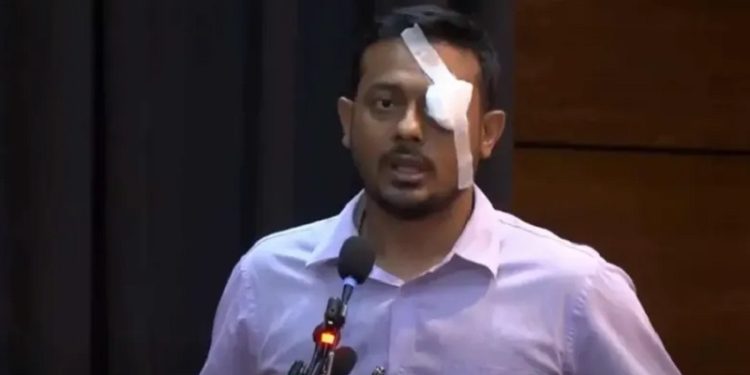 চোখে ব্যান্ডেজ লাগিয়ে অনুষ্ঠানে নাসীরুদ্দীন পাটওয়ারী