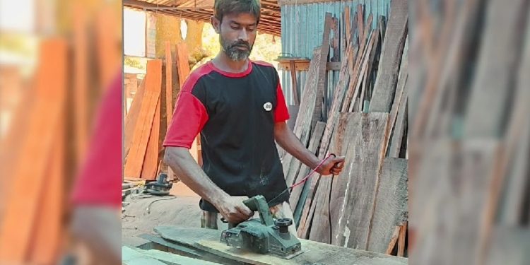 চাঁপাইনবাবগঞ্জে ৪৫ বছর বয়সে এসএসসি পাস করলেন কাঠমিস্ত্রি নাসিমুল