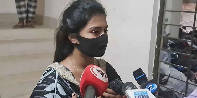 মানসিক চাপ কমাতে মদ্য পান করেছি, থানায় জিজ্ঞাসাবাদে সেই তরুণী