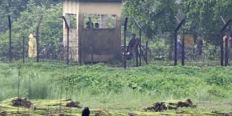 এক বাংলাদেশিকে ধরে নিয়ে যাওয়ায় দুই ভারতীয়কে আটক করল গ্রামবাসী