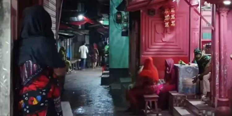 যৌনকর্মীর ঘরে ঢেকুর তুলে বেহুঁশ হয়ে যান রাসেল, অতঃপর…