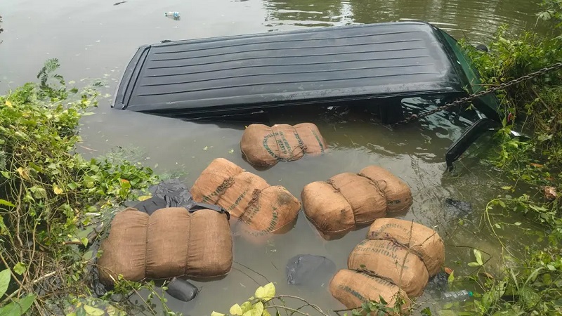 পুলিশের ধাওয়া খেয়ে পুকুরে মাইক্রোবাস, ভেসে উঠলো ৯ বস্তা গাঁজা