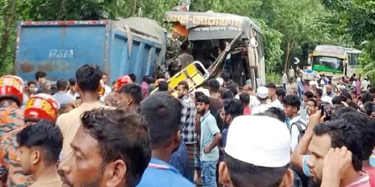 চাঁদপুরে বাস-ট্রাক মুখোমুখি সংঘর্ষে নিহত ৩, আহত ১৫