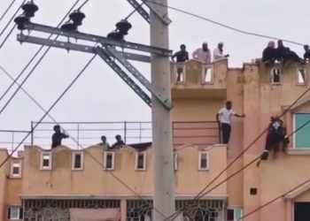 পালাতে গিয়ে পাঁচতলার কার্নিশে আটকা মাদ্রাসাছাত্রী, দুই ঘণ্টার চেষ্টায় উদ্ধার