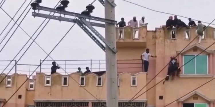 পালাতে গিয়ে পাঁচতলার কার্নিশে আটকা মাদ্রাসাছাত্রী, দুই ঘণ্টার চেষ্টায় উদ্ধার