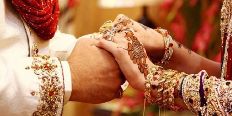 বিয়ে করলেই পাওয়া যাবে ৫ লাখ টাকা