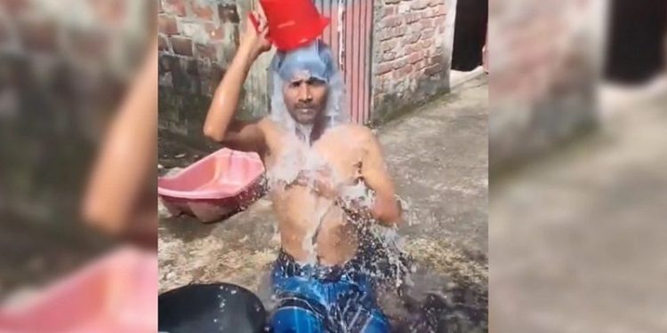 প্রেমিকের বাড়িতে অনশনে স্ত্রী, দুধ দিয়ে গোসল করে সম্পর্কের ইতি টানলেন স্বামী