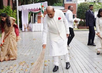 ঝাড়ু হাতে পরিচ্ছন্নতা অভিযানে দীনেশ ত্রিবেদী