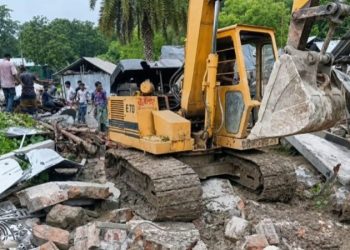 প্রথম স্ত্রীকে নিয়ে বিদেশে স্বামী, ক্ষোভে বাড়ি গুঁড়িয়ে দিলেন দ্বিতীয় স্ত্রী