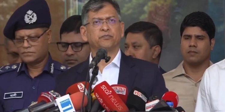 লুট হওয়া ও অবৈধ অস্ত্রের তথ্য দিলে ২ লাখ টাকা পুরস্কার ঘোষণা স্বরাষ্ট্রমন্ত্রীর
