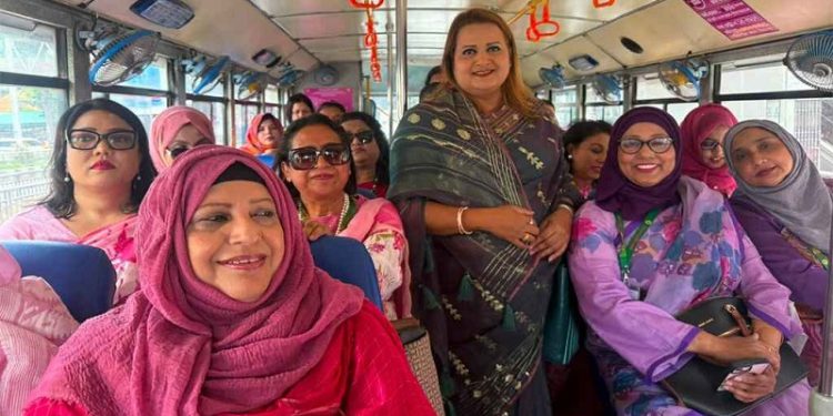 ‘পিংক বাসে’ ভ্রমণ করলেন নারী এমপিরা