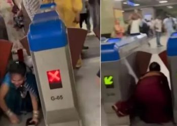 ভাড়া ফাঁকি দিতে মেট্রোর গেটের নিচ দিয়ে নারীদের প্রবেশ, সঙ্গে থাকা শিশুও করল অনুকরণ