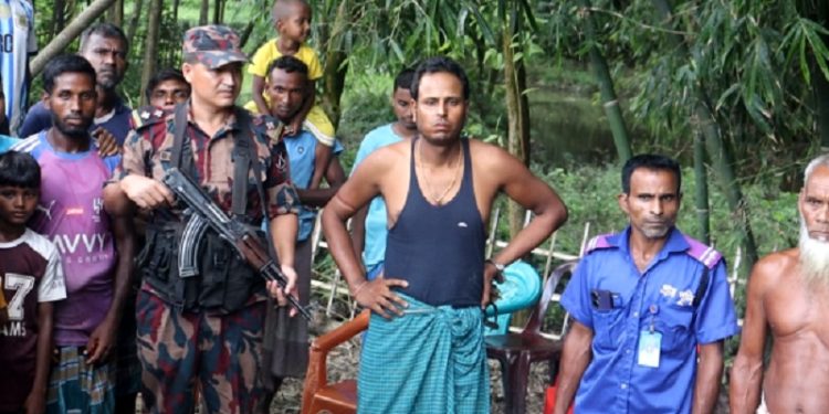 বাংলাদেশিকে ধরে নিয়ে গেল বিএসএফ, প্রতিবাদে ভারতীয়কে ধরে আনলো গ্রামবাসী