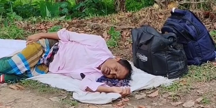প্রবাসফেরত অসুস্থ জামালকে রাস্তার পা‌শে ফেলে গেল স্ত্রী-সন্তান