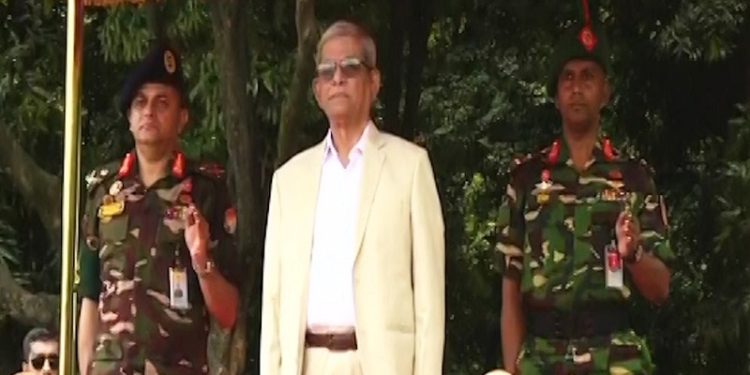 বঙ্গভবনে উঠলেন রাষ্ট্রপতি, দেওয়া হলো গার্ড অব অনার