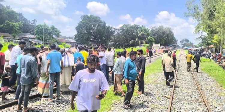 রংপুরে চলন্ত ট্রেনে উঠতে গিয়ে রেলওয়ে কর্মচারীর মৃত্যু