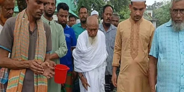 এক মসজিদে ৫৬ বছর ইমামতি, ওমরাহ করতে পাঠালেন এলাকাবাসী