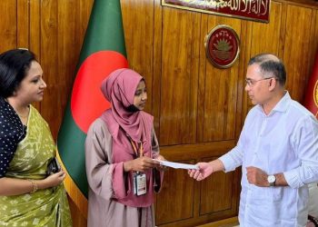 প্রধানমন্ত্রীর সহায়তায় চীনে মেডিকেলে পড়ার স্বপ্ন পূরণ নাটোরের ফাতেমার