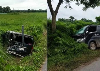 কুমিল্লায় খাদে পড়া মাইক্রোবাসের ভিডিও করতে গিয়ে খাদে পড়ল আরেকটি মাইক্রোবাস