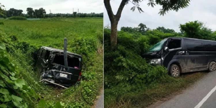 কুমিল্লায় খাদে পড়া মাইক্রোবাসের ভিডিও করতে গিয়ে খাদে পড়ল আরেকটি মাইক্রোবাস