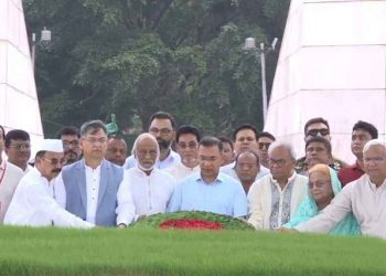 জিয়াউর রহমান ও খালেদা জিয়ার সমাধিতে প্রধানমন্ত্রীর শ্রদ্ধা