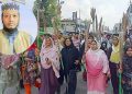 আমির হামজার বিরুদ্ধে নারীদের ঝাড়ু মিছিল