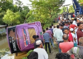 নিয়ন্ত্রণ হারিয়ে খাদে পড়লো স্লিপার বাস, গ্লাস ভেঙে বের করা হলো যাত্রীদের