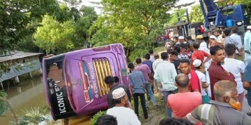 নিয়ন্ত্রণ হারিয়ে খাদে পড়লো স্লিপার বাস, গ্লাস ভেঙে বের করা হলো যাত্রীদের