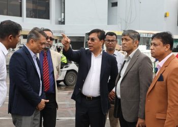 শাহজালালে আকস্মিক পরিদর্শনে বিমানমন্ত্রী: ব্যাগেজ হ্যাণ্ডলিংয়ে সময় কমানোর নির্দেশ