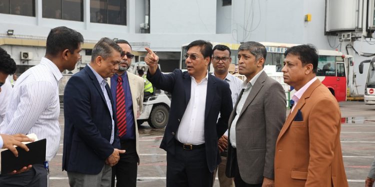 শাহজালালে আকস্মিক পরিদর্শনে বিমানমন্ত্রী: ব্যাগেজ হ্যাণ্ডলিংয়ে সময় কমানোর নির্দেশ