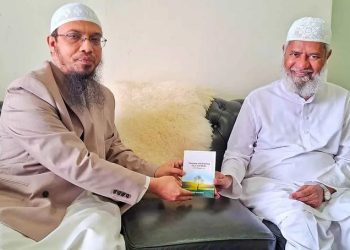 জাকির নায়েককে বই উপহার দিলেন শায়খ আহমাদুল্লাহ