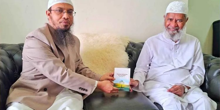 জাকির নায়েককে বই উপহার দিলেন শায়খ আহমাদুল্লাহ