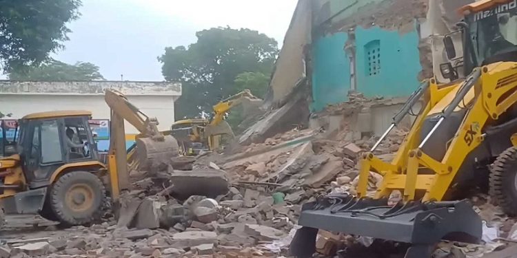ভারতে ১৫০ বছরের পুরোনো মসজিদ গুঁড়িয়ে দিলো প্রশাসন