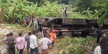 গোপালগঞ্জে যাত্রীবাহী বাস খাদে পড়ে নিহত ৩, আহত ৩০