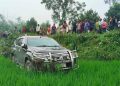 পথচারীকে বাঁচাতে গিয়ে ধানক্ষেতে গাড়ি, আহত প্রতিমন্ত্রী ও তার স্ত্রী