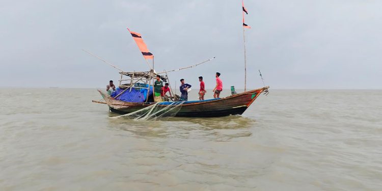 জলবায়ুর প্রভাবে পদ্মায় হারিয়ে যাচ্ছে ইলিশ