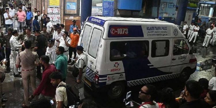 কলকাতায় ভেঙে পড়ল দুর্গাপূজার মণ্ডপ, পদদলিত হয়ে প্রাণ গেল ১৯ জনের