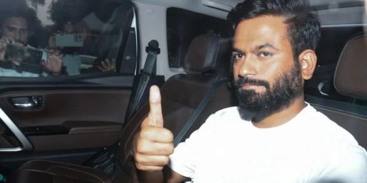 শর্তসাপেক্ষে জামিন পেলেন ককরোচ পার্টির প্রতিষ্ঠাতা অভিজিৎ দীপকে
