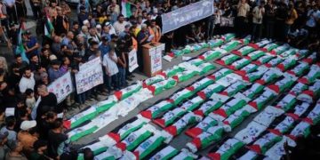 গাজায় ধ্বংসস্তূপ থেকে উদ্ধার ৭৫ মরদেহ, একসঙ্গে জানাজা