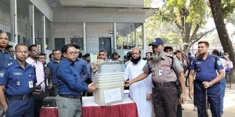 রাত পোহালেই ঠাকুরগাঁওয়ে ভোট, ১৮৫ কেন্দ্রে যাচ্ছে ব্যালট পেপার