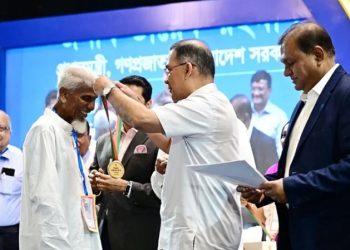 এক টাকার মাস্টার: প্রাতিষ্ঠানিক শিক্ষক না হয়েও লুৎফর রহমান পাচ্ছেন অবসরভাতা