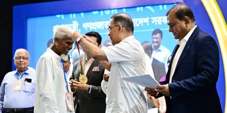 এক টাকার মাস্টার: প্রাতিষ্ঠানিক শিক্ষক না হয়েও লুৎফর রহমান পাচ্ছেন অবসরভাতা